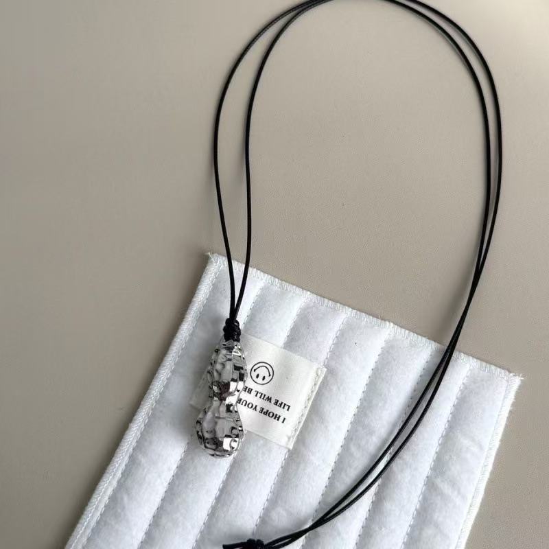 Women Accessories Meaning - Modieuze metalen pinda-hangerketting voor vrouwen, betekenisvolle
