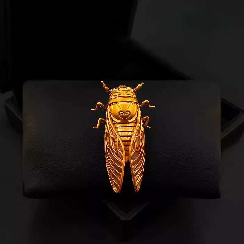 Women Accessories Meaning - Gouden Cicade Broche met Mooie Betekenis
